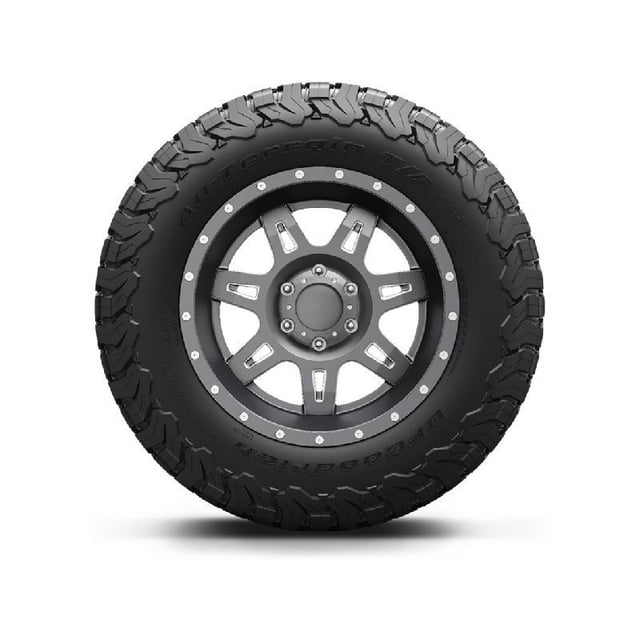 llanta cv silverado 2013 lt245/70r17 119s bfgoodrich bfgoodrich all-terrain t/a ko2 vista frontal centrada de llanta BFGoodrich All-Terrain T/A KO2 LT245/70R17 con rin de 17 pulg, dibujo de banda agresiva todoterreno y letras BFGoodrich en el flanco; fondo blanco; repuesto compatible con Chevrolet Silverado 2013, adecuada como reemplazo de emergencia.