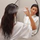 thumbnail image 4 of Rizador de cabello de titanio Kristin Ess de 1 pulgada + Spray protector de calor Style Assist Blow Dry para ondas playeras + Cepillo desenredante + Juego de 2 horquillas francesas negras mate, 4 of 5