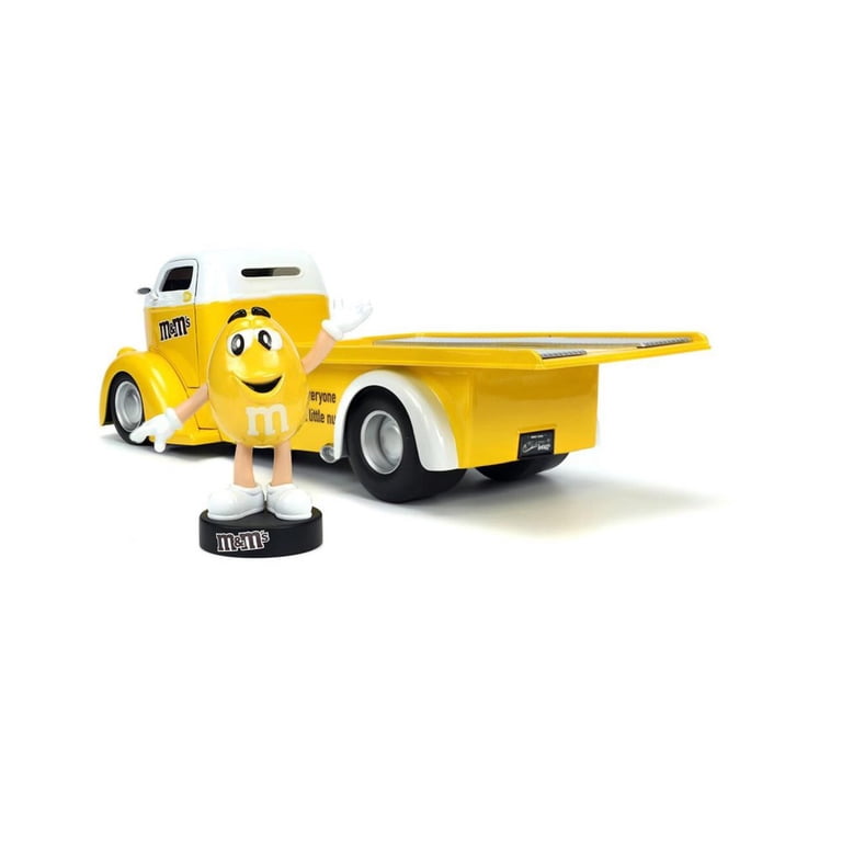 1947 Ford COE Flatbed Truck w/ Yellow M&M's Figure - Jada Toys