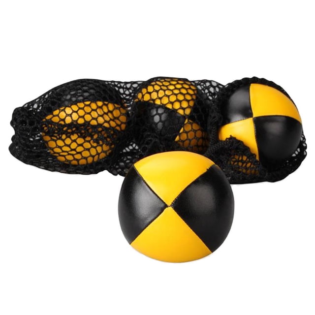 3x pelota de malabarismo suave sunnimix con bolsa de almacenamiento amarillo negro Tres pelotas de 63 mm (2.48") en paneles amarillo y negro de material tipo PU, una al frente y dos dentro de una bolsa de malla negra; costuras visibles, peso adecuado para principiantes, aptas para practicar coordinación y juegos al aire libre.