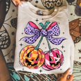 thumbnail image 1 of T-Shirt Citrouille Cerises, T-Shirt Girly d'Automne, T-Shirt Citrouille d'Halloween, T-Shirt Citrouille d'Automne, T-Shirt Coquette « Pumpkin Cheeries », T-Shirt Rétro d'Automne, Nœud Citrouille, 1 of 5