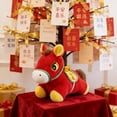 thumbnail image 3 of Encanto cultural: La mascota del Año del Caballo 2026 está diseñada en un estilo tradicional chino, con sillas de montar bordadas y crines de hilo dorado, que encarnan el estilo de las pinturas de cab, 3 of 7