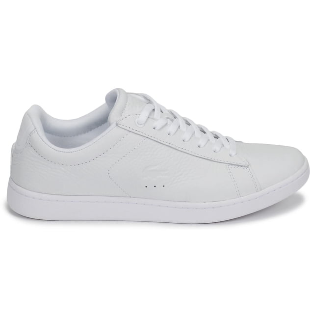 tenis lacoste carnaby evo 319 1 mujer moda diseño piel blanco 23.5 Zapatilla blanca de perfil lateral derecho con empeine de piel ligeramente perforado y cocodrilo en relieve; cordones blancos, forro de tela y suela de goma blanca. Talón con tira de charol y pinceladas doradas según ficha, silueta baja minimalista ideal para estilo urbano y uso casual.