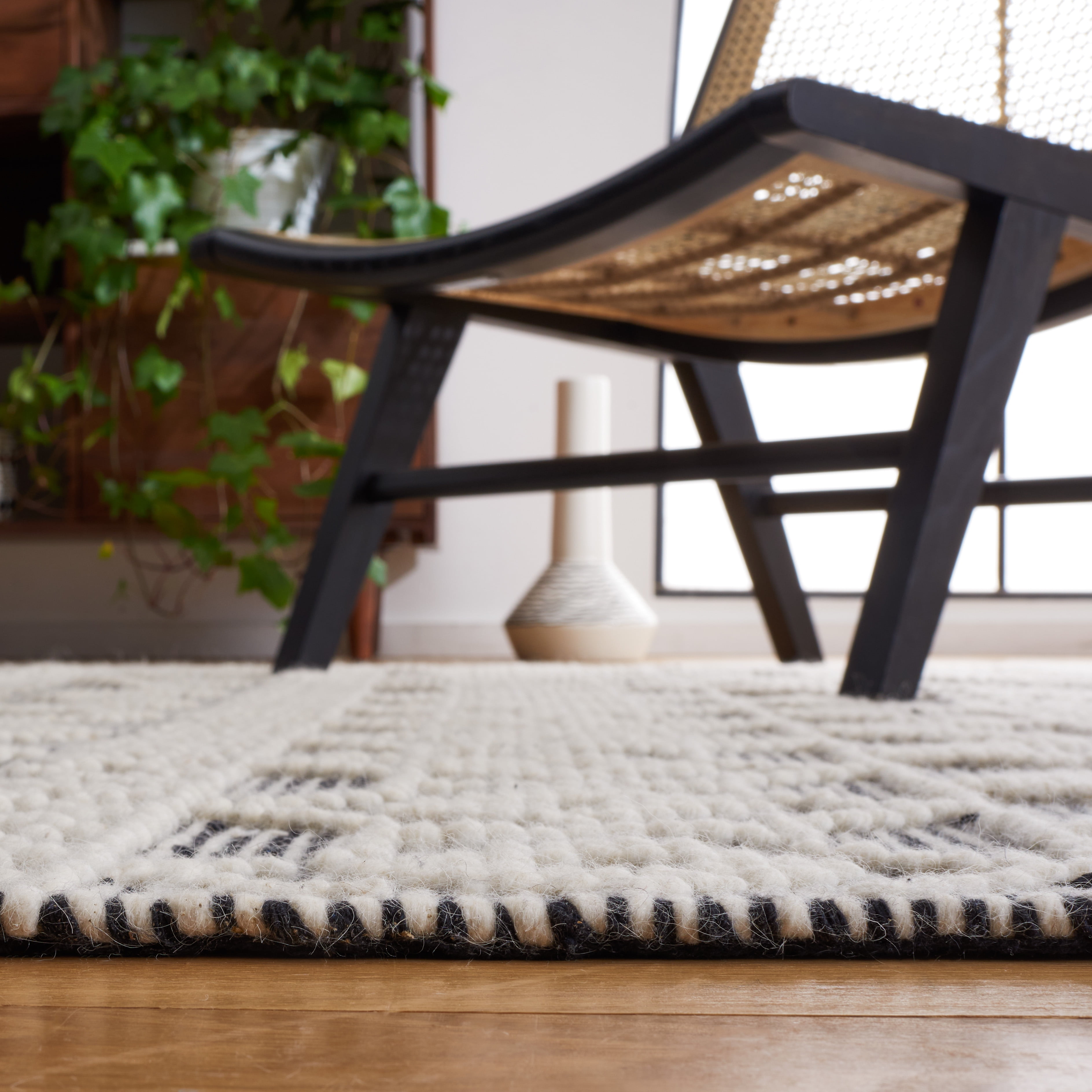 SAFAVIEH Natura Maralyn Southwestern Area Rug, Ivory/Black, 5' x 8'