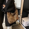 thumbnail image 3 of Bolso informal versátil de gran capacidad para mujer, nuevo bolso de hombro con estampado de leopardo popular para otoño e invierno de 2024, bolso de mano para viajeros, 3 of 4