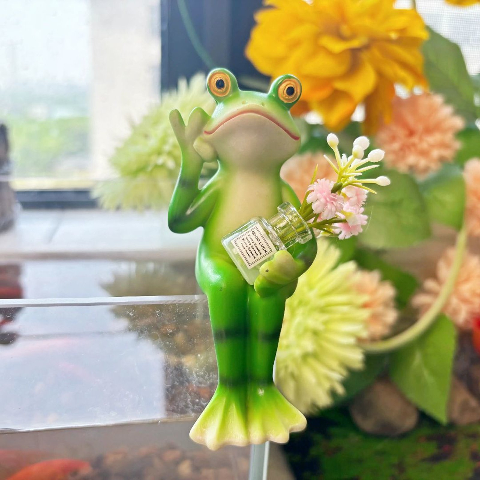 Frog with Flower Vase Garden Statue, 3.93" Resin Cute Animal Sculpture, Whimsical Outdoor Yard Decor, Fairy Garden Ornament for Patio Lawn