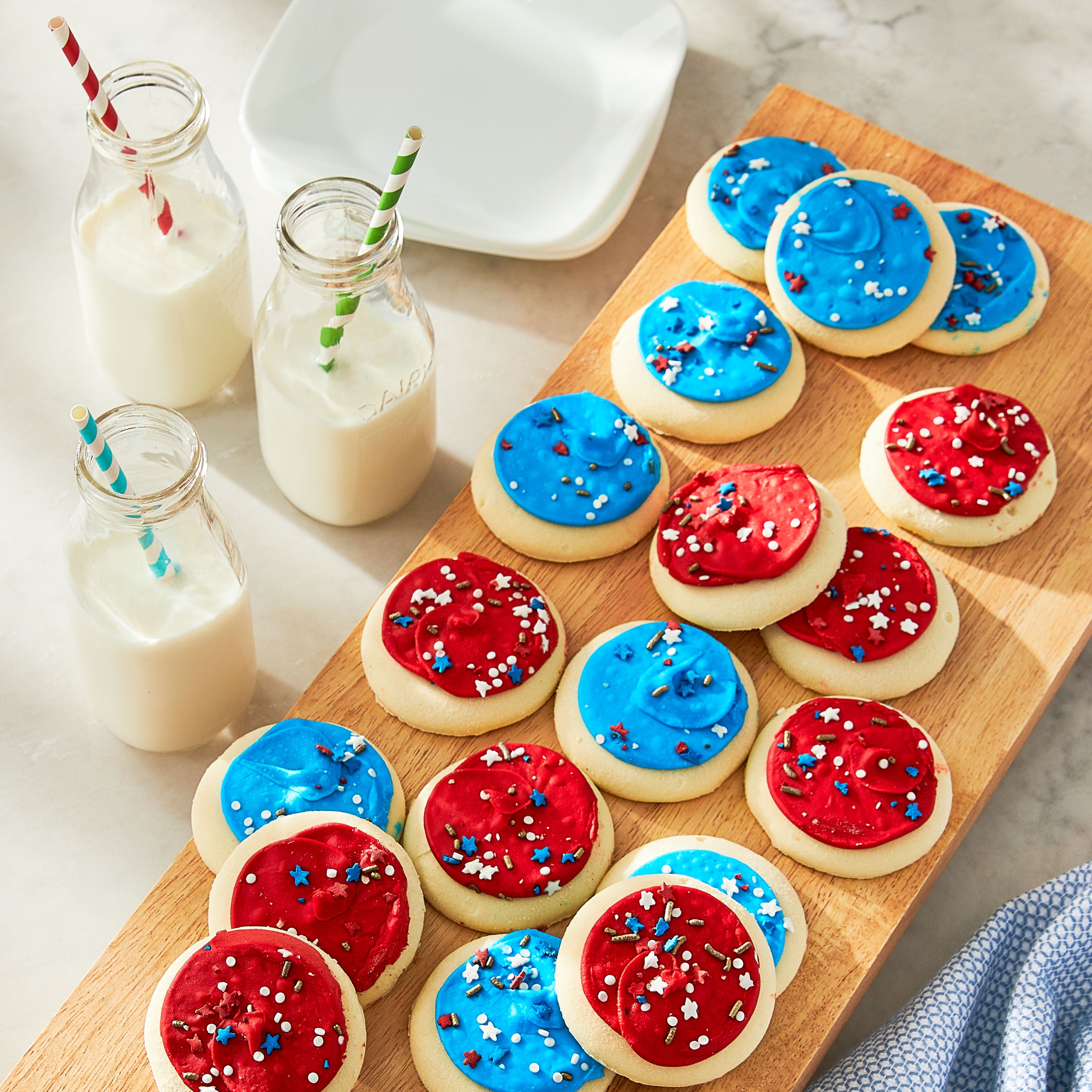 Freshness Guaranteed, Frosted Sugar Cookies, Blue and Red, 24.3 oz, 18 Count