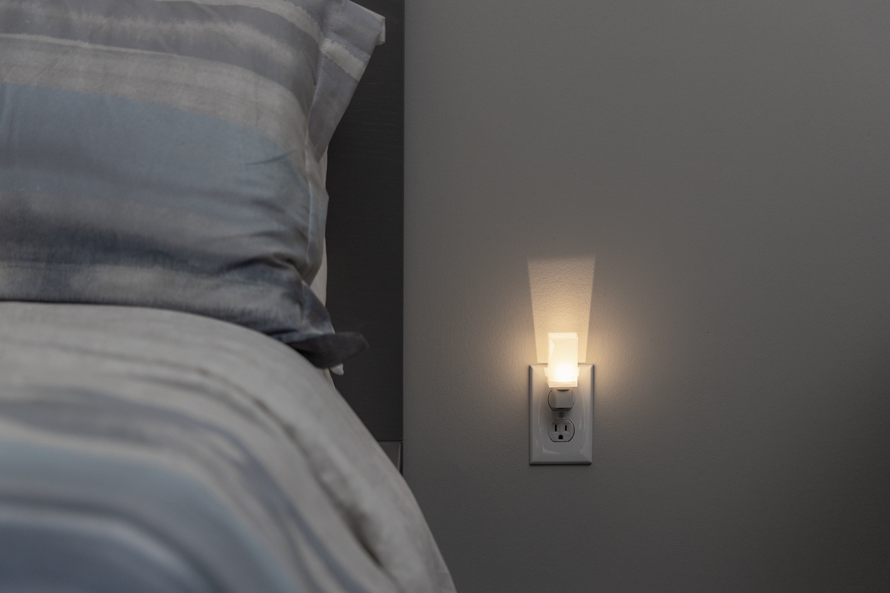 (3 pack) Great Value LED Night Light, Light Sensing, Soft White, 6 in, 2.83 in