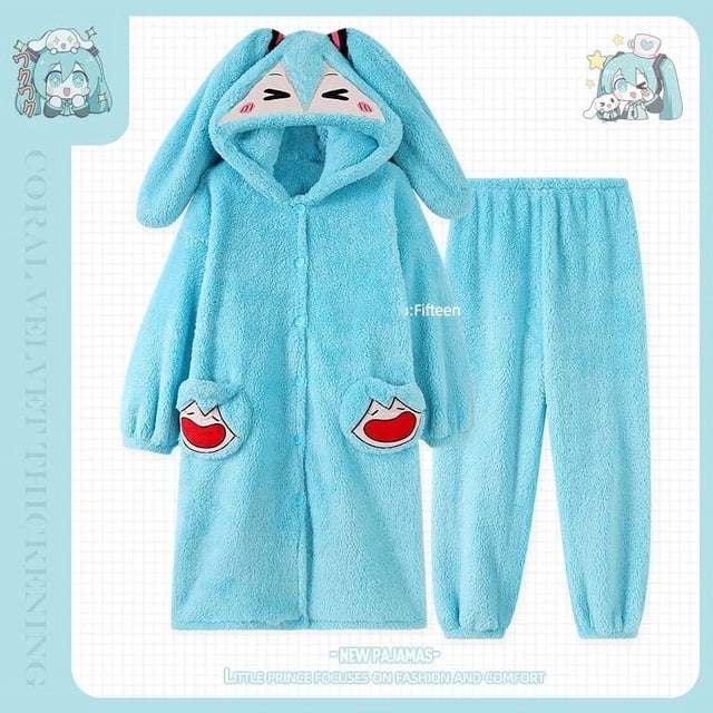 pijama largo de felpa con capucha para mujer, ropa de casa kawaii hatsune miku — bata suelta azul turquesa con botones frontales y capucha con orejas largas y rostro estampado, bolsillos con parches de boca sonriente y pantalón elástico a juego; ideal como ropa para dormir cómoda y a menudo usada también como bata lounge informal.