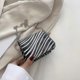 thumbnail image 2 of Bolso de mano informal con cadena para mujer, con estampado de animales, de piel sintética, tipo bandolera, a la moda, 2 of 2