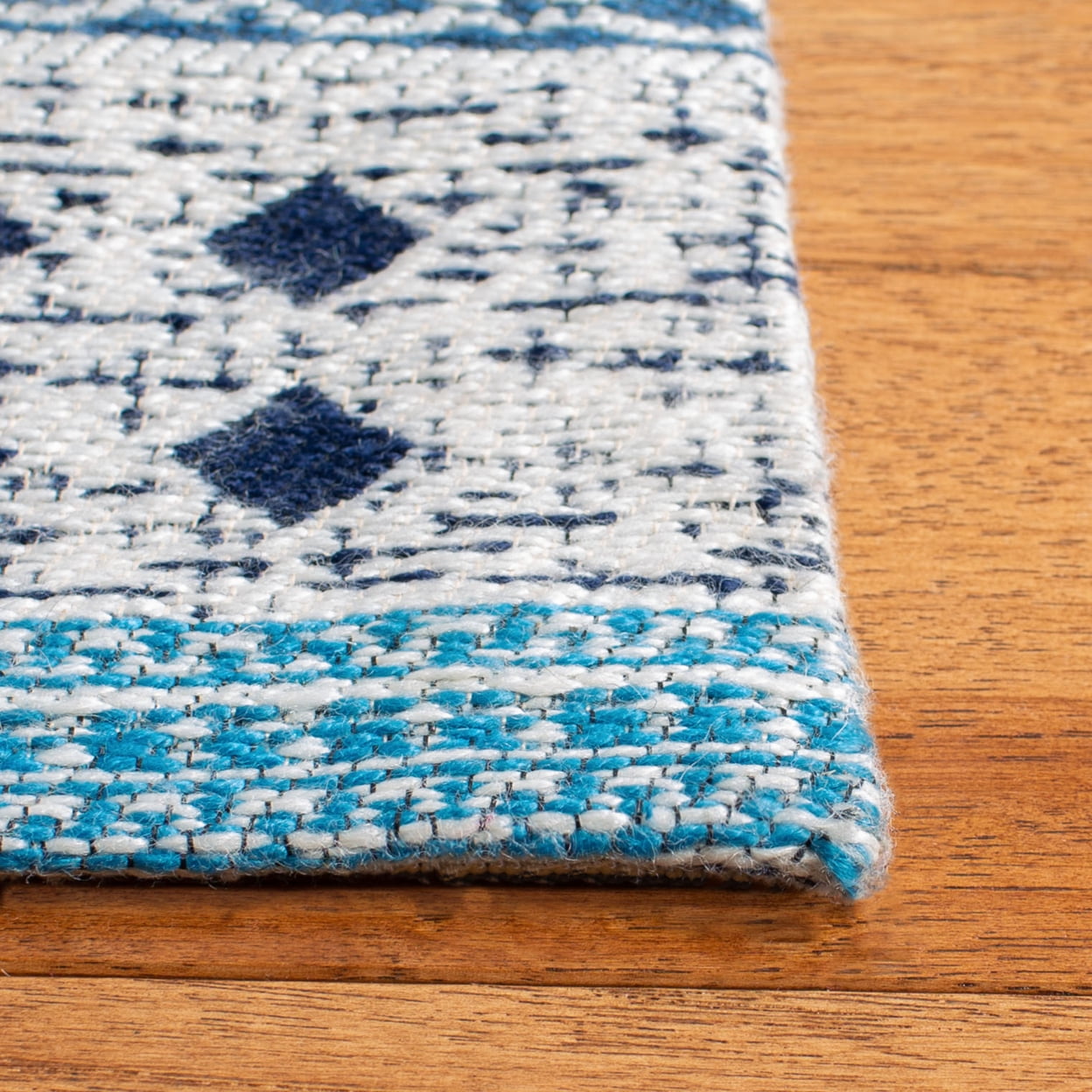 SAFAVIEH Classic Vintage Eric Geometric Polyester Area Rug, Blue, 6' x 9'