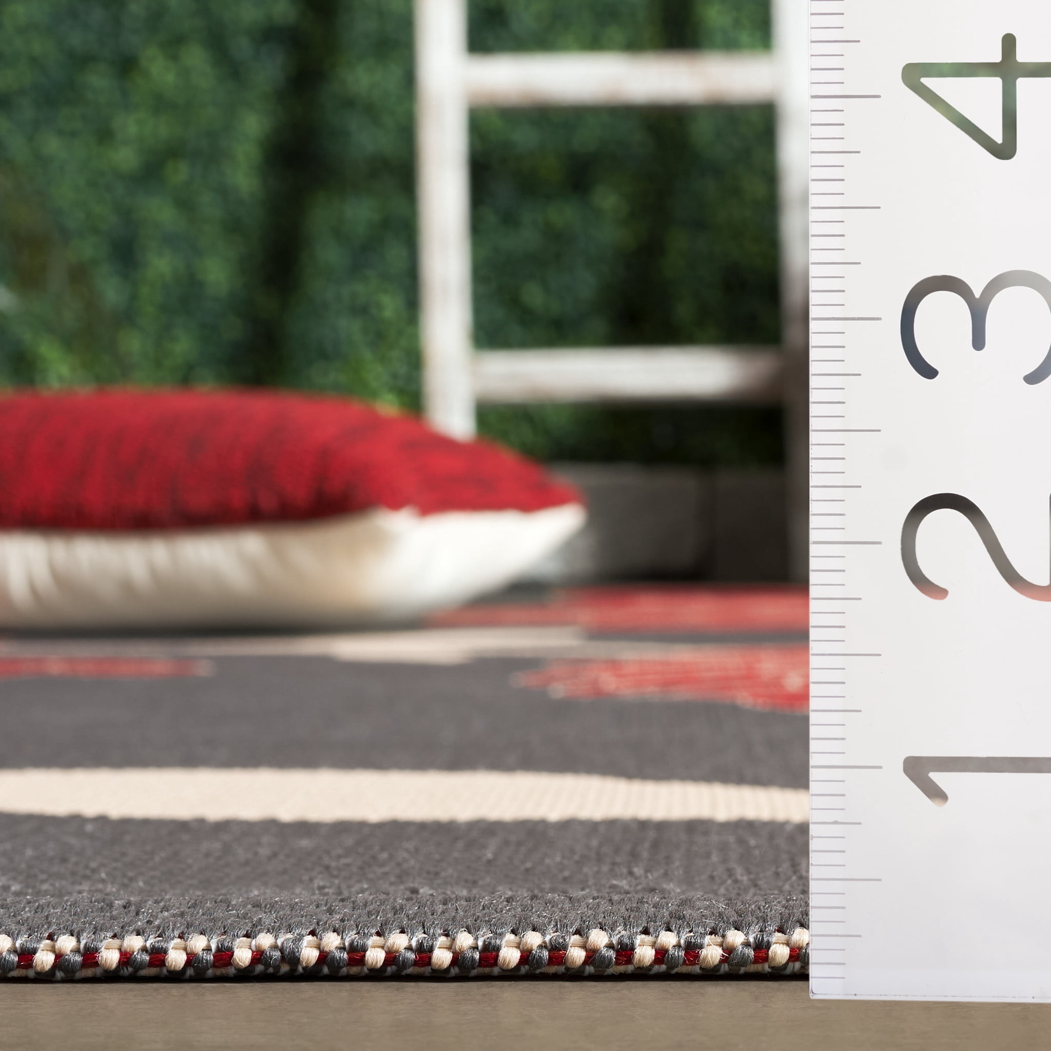 Safavieh Courtyard Tyson Floral Indoor/Outdoor Runner Rug, Anthracite/Red, 2'3" x 6'7"
