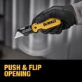 thumbnail image 3 of Navaja multiusos DEWALT Atomic Compact Series Push-and-Flip, 3 of 8