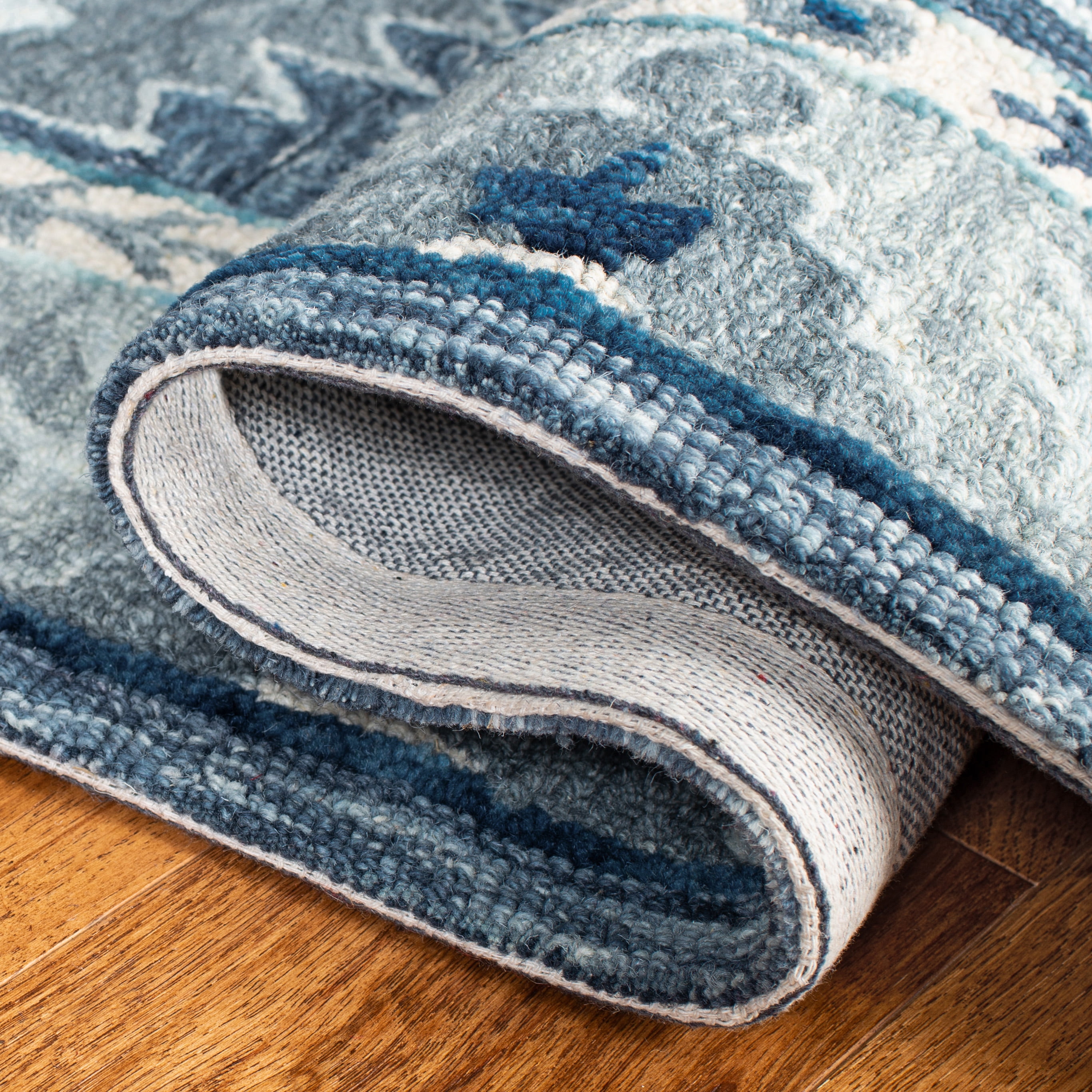 SAFAVIEH Capri Collin Southwestern Wool Area Rug, Blue/Grey, 7' x 7' Round