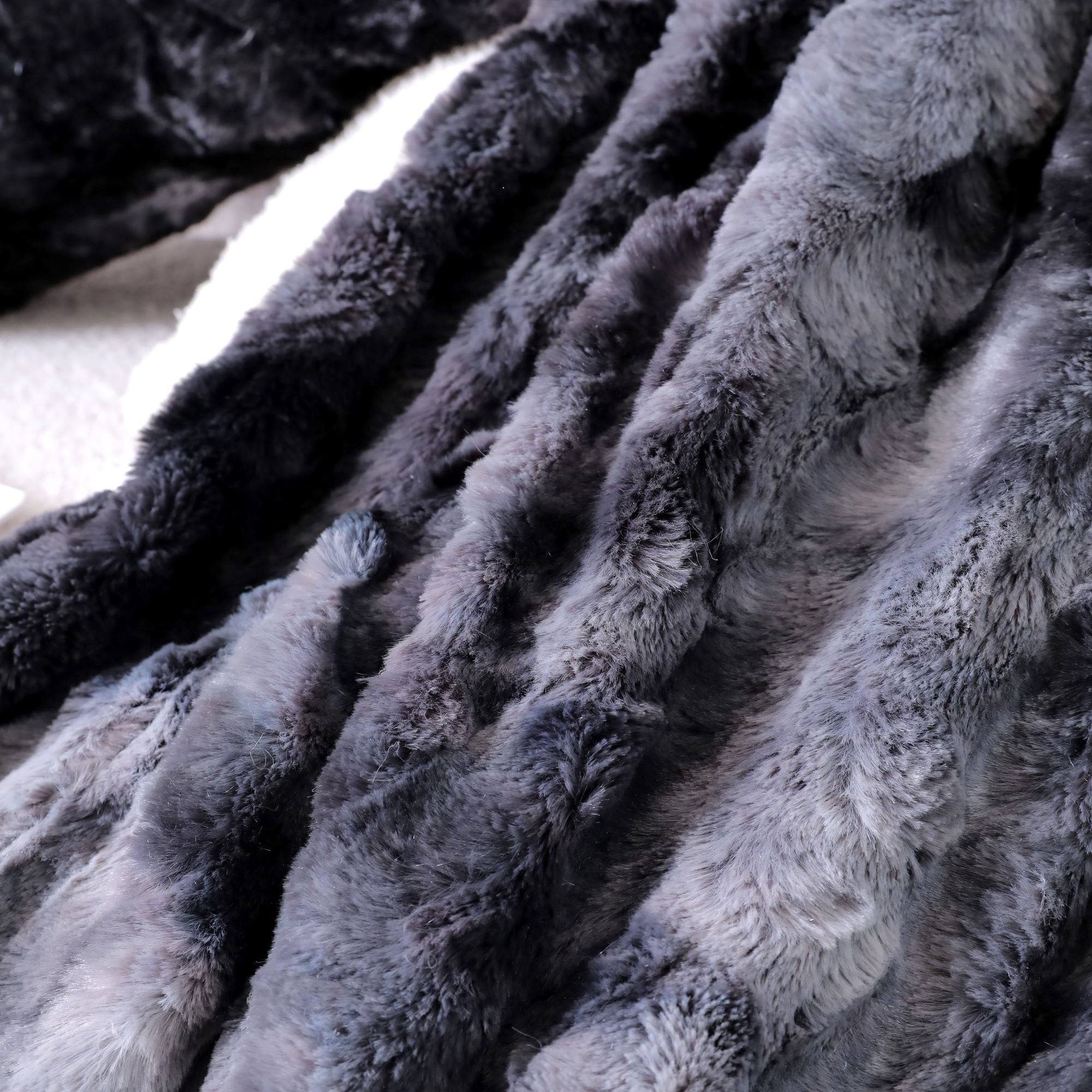 Sanmadrola Throw Blanket 50''x60'' Luxury Faux Fur Plush Sherpa Extra Soft Fuzzy Fluffy Comfy Warm Blankets for Couch Sofa Bed Winter Large Black