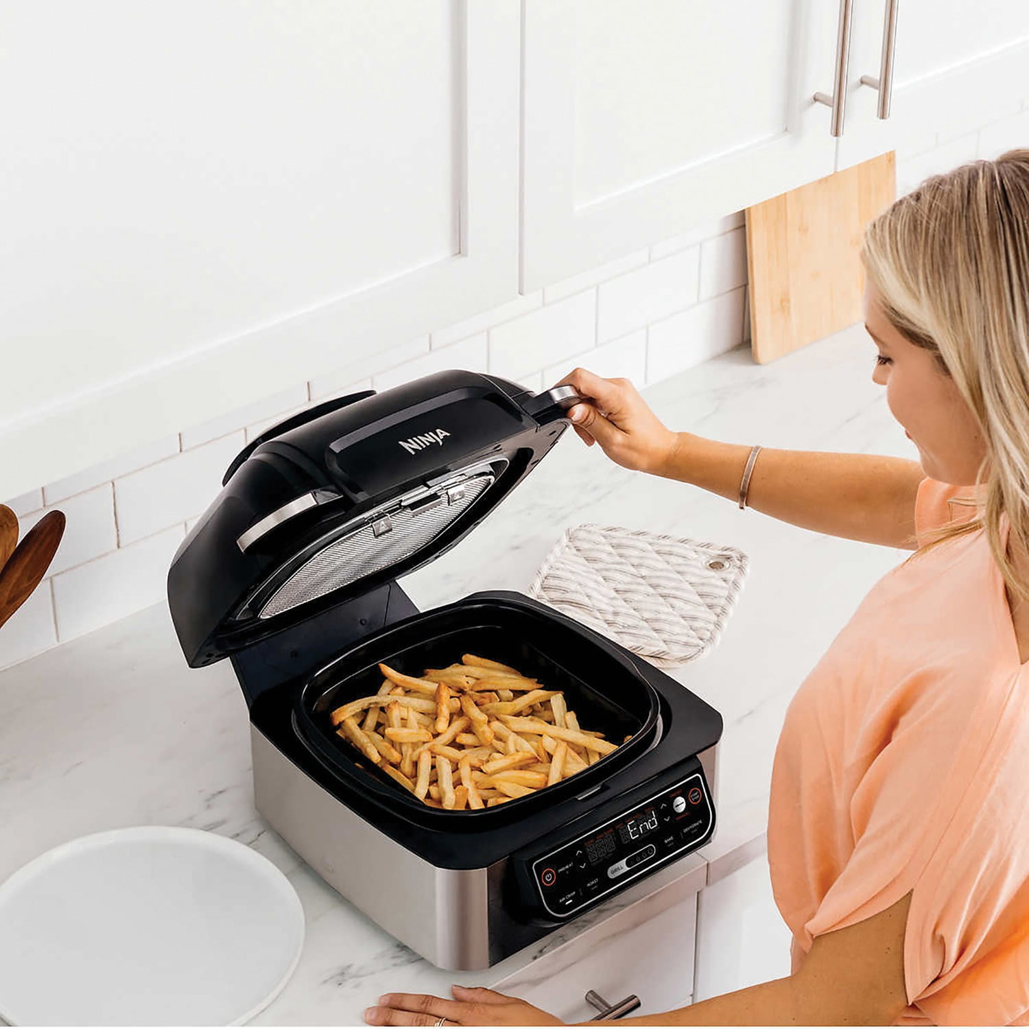 Restored Ninja Foodi 5-in-1 4-qt. Air Fryer, Roast, Bake, Dehydrate Indoor  Electric Grill (AG302), 10 x 10, Black and Silver (Refurbished) 