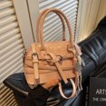 thumbnail image 2 of Bolso de diseño de nicho de moda para mujer, nuevo bolso de mano 2025, estilo extranjero sencillo, personalidad, bolso de mensajero de alta gama para viajeros., 2 of 5