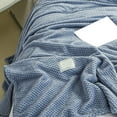 thumbnail image 4 of Manta refrescante de vellón de leche con diseño de jacquard, manta de verano para una sola siesta, para sofá, cama, oficina, azul, 100 x 120 cm, 4 of 5