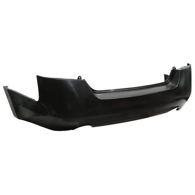 defensa trasera nissan altima 2007 2008 2012 2013 2014 2012 Defensa trasera genérica negra para Nissan Altima 2007–2012; vista 3/4 frontal centrada que muestra la silueta completa, puntos de montaje traseros y textura plástica lisa, adecuada como repuesto en restauraciones de carrocería.