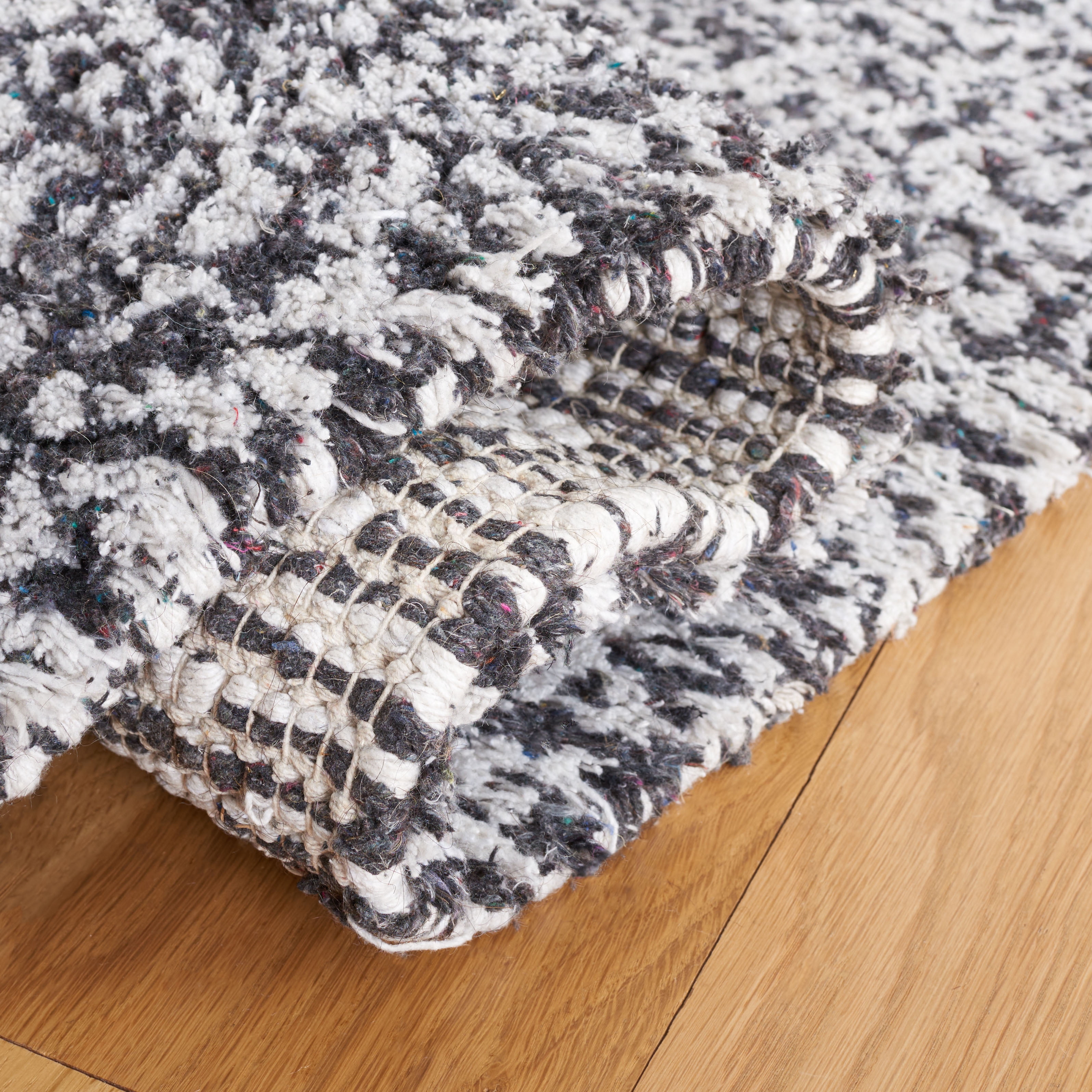 SAFAVIEH Berber Deena Distressed Area Rug, Ivory/Black, 6' x 9'