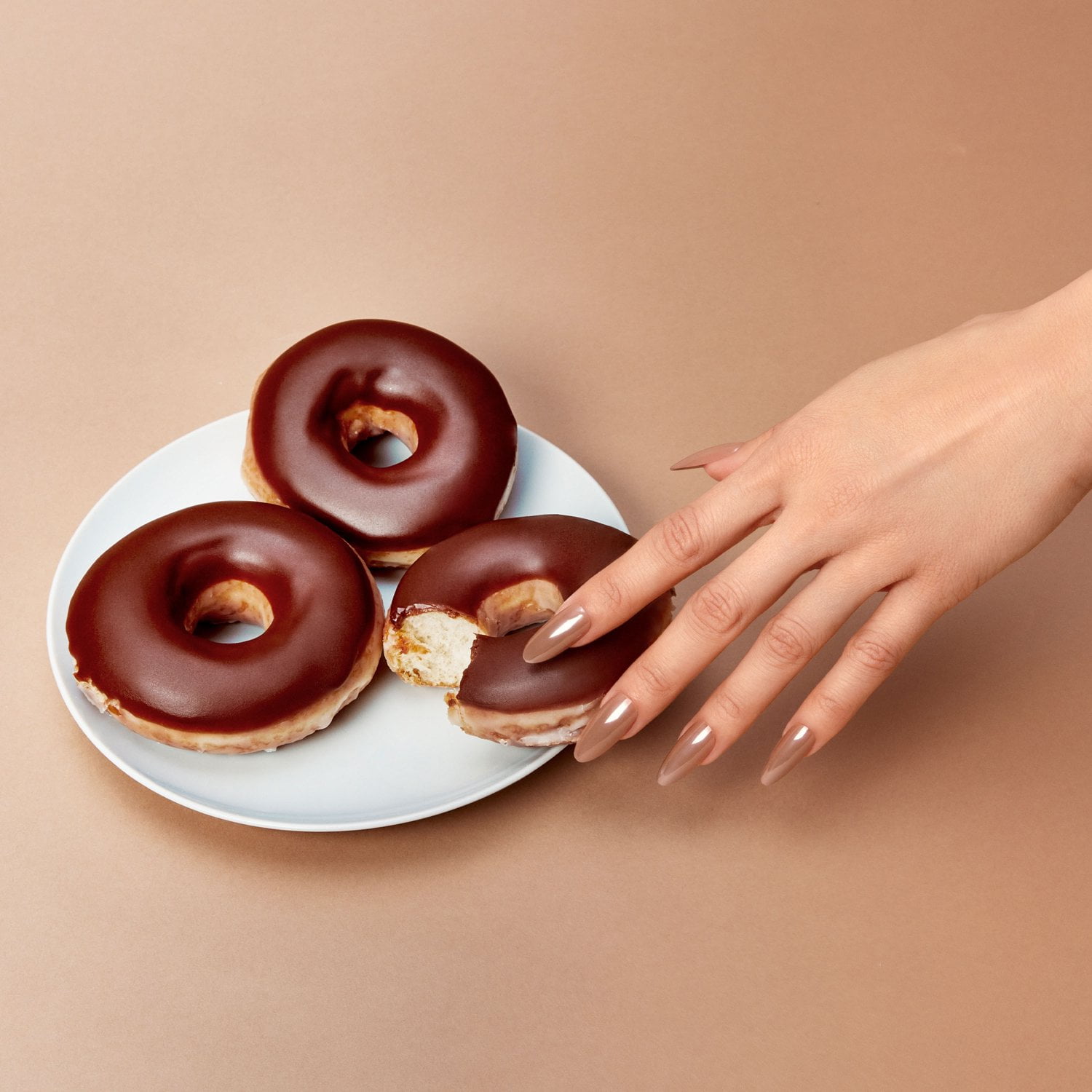 Salon Perfect Artificial Press on Nails, 225 Glazed Chocolate Chrome Powder Effect, Long Almond Glue On Fake Nails, File & Glue Included, 30 Pieces
