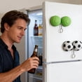 thumbnail image 4 of Con un diseño esférico para un fácil manejo con una sola mano, apto para bebidas en lata o botella; también puede usarse como llavero o imán para la nevera., 4 of 6