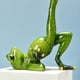 thumbnail image 4 of Billuyoard Adorno de rana hecho a mano exquisito de resina para decoración del hogar escultura de decoración de jardín de estilo único hecho a Decoración del hogar Rana rugbi, 4 of 6