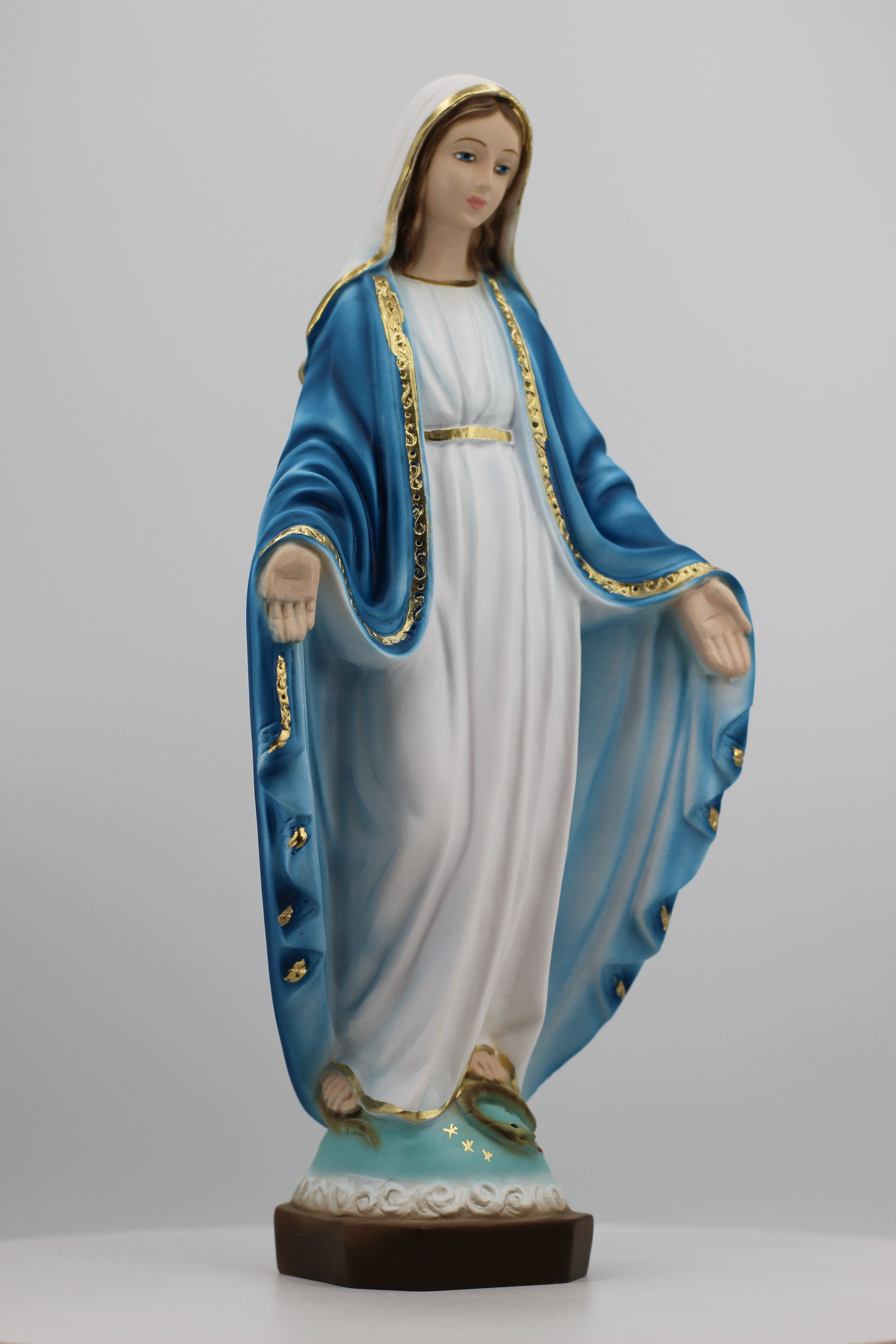 Nuestra Señora de la Medalla Milagrosa  Blessed mother mary, Virgin mary  statue, Blessed mother