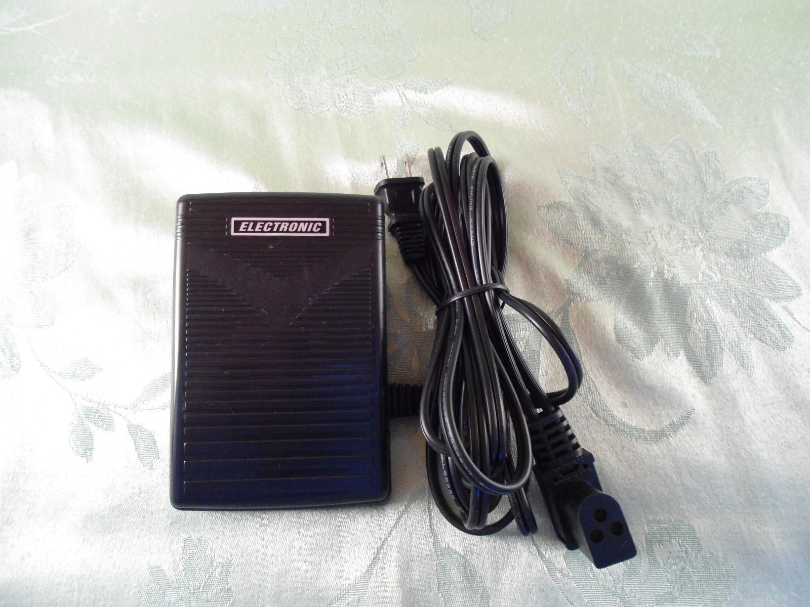 FOOT CONTROL PEDAL for many Singer Sewing Machines with 3 round pins in
