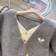 thumbnail image 4 of Suéter de punto corto de dos piezas falso para mujer, nuevo suéter de otoño e invierno con cuello en V y bloques de color, elegante chaqueta superior, 4 of 5