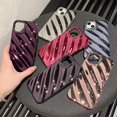 thumbnail image 4 of Funda con ondas rizadas para iPhone 13/iPhone 14 de 6,1 pulgadas, fina, a prueba de golpes, satinada y brillante, color rosa intenso., 4 of 5