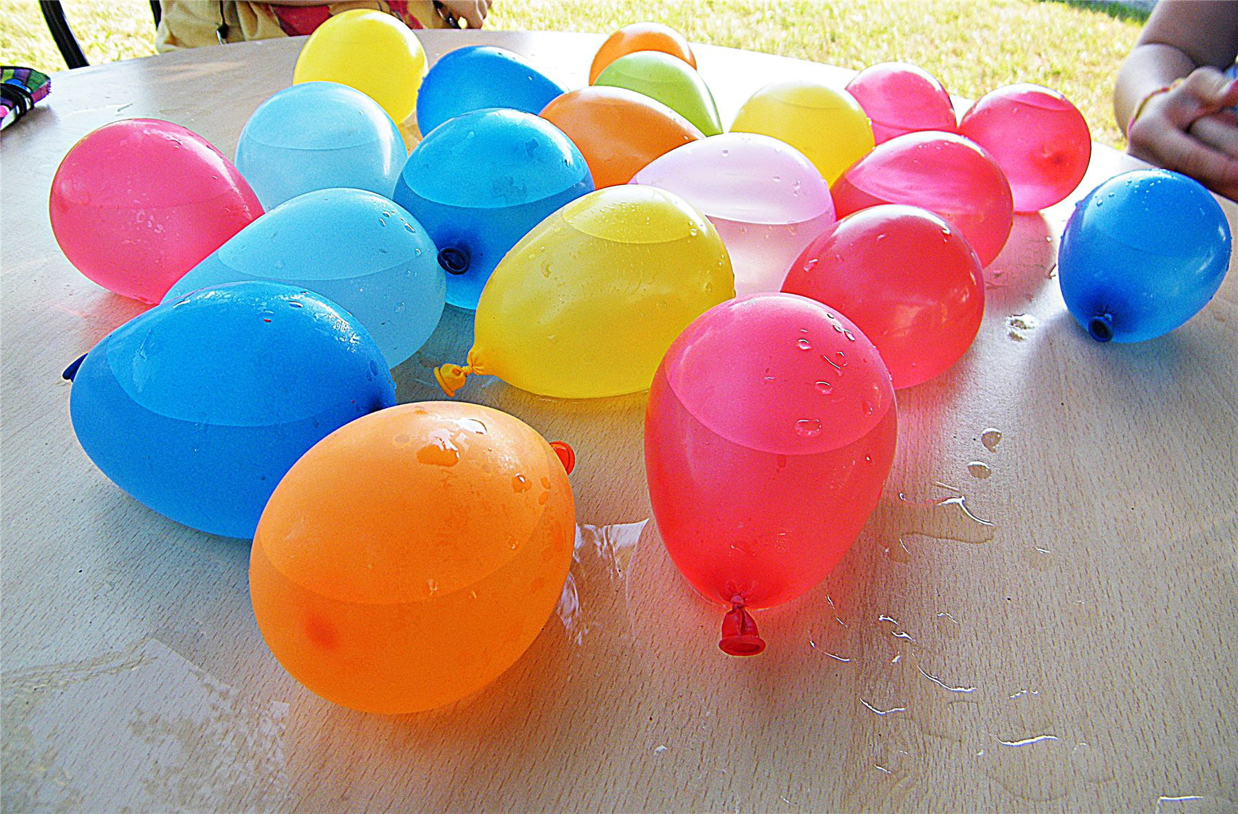 100 WATER BOMBS BALLOONS GARDEN SUMMER FUN FILLING NOZZLE PARTY BAG FILLERS 