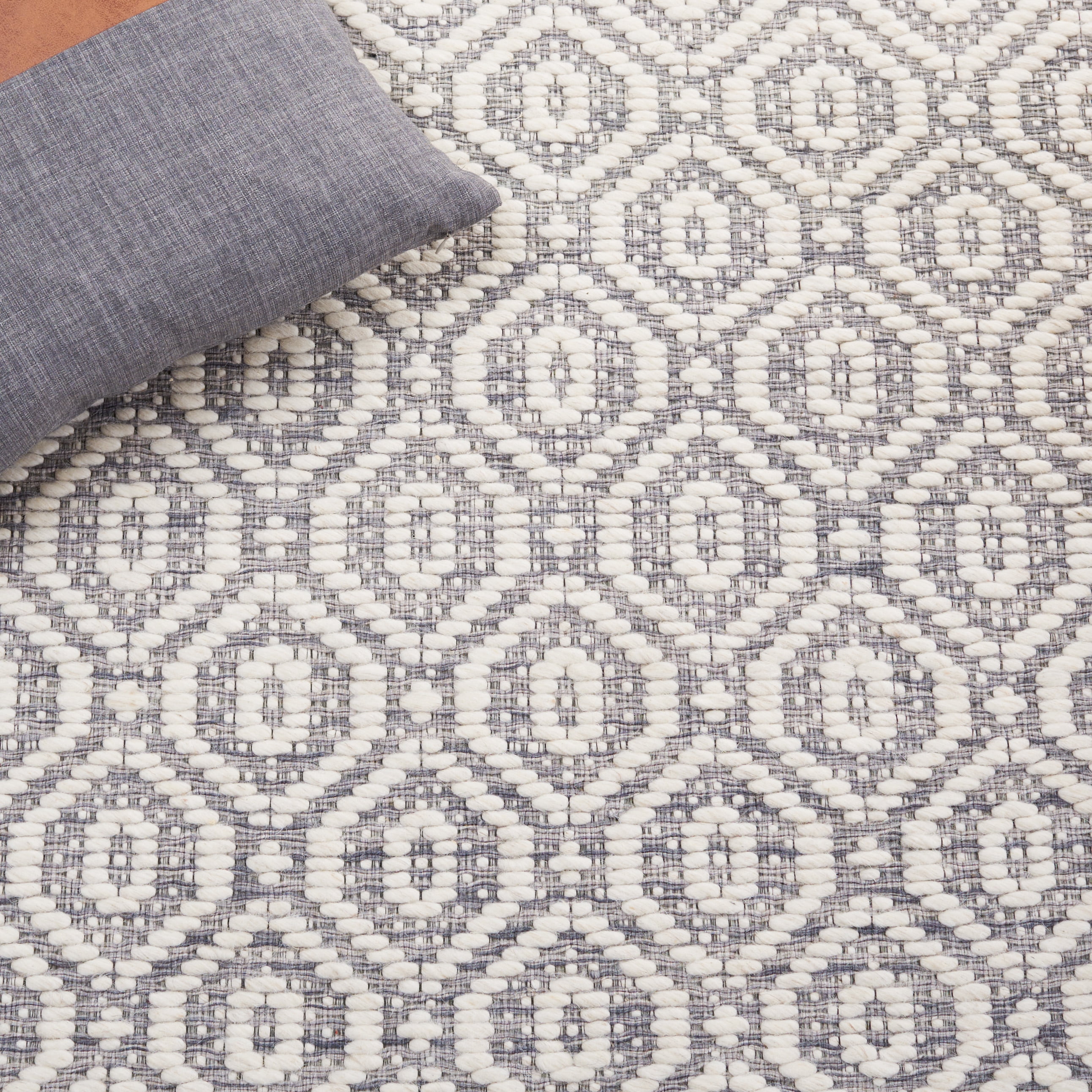 SAFAVIEH Marbella Fabiana Geometric Runner Rug, Grey/Ivory, 2'3" x 9'