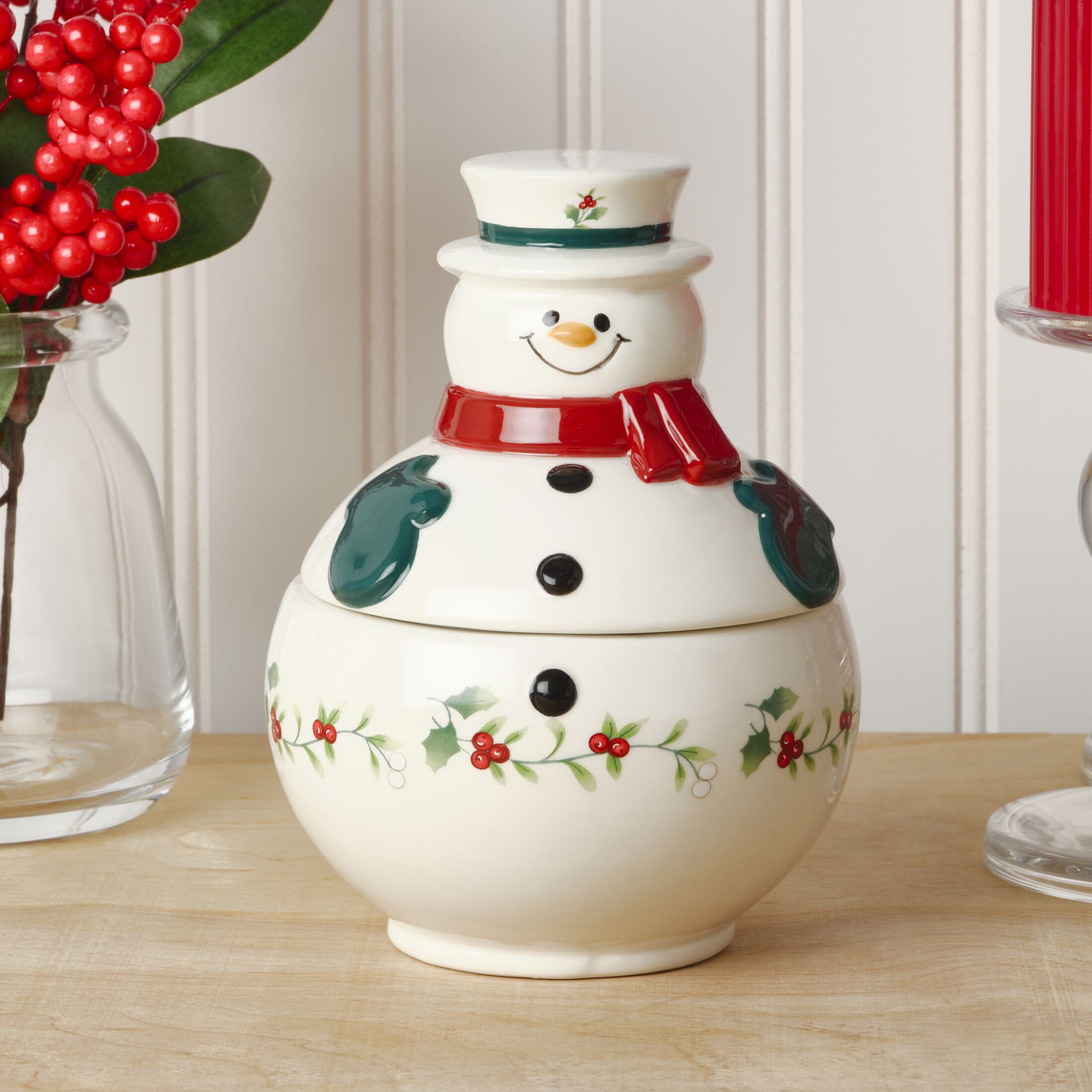 Pfaltzgraff Winterberry Dolomite 5 in Snowman Covered Serving Bowl