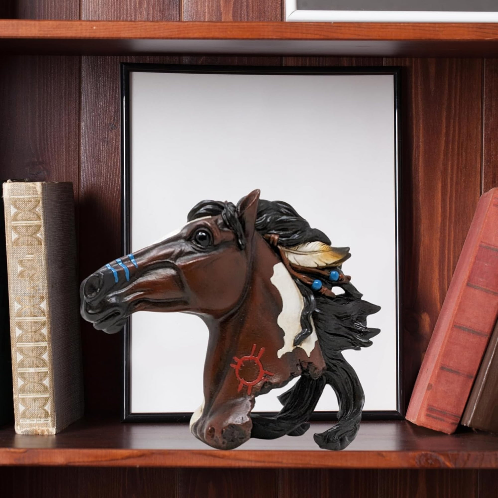 Horse Head Statue with Feathers – Rustic Western Bust Decor for Shelf or Desk – Cowboy & -Inspired Resin Figurine – Boho Equestrian Accent for Home or Office