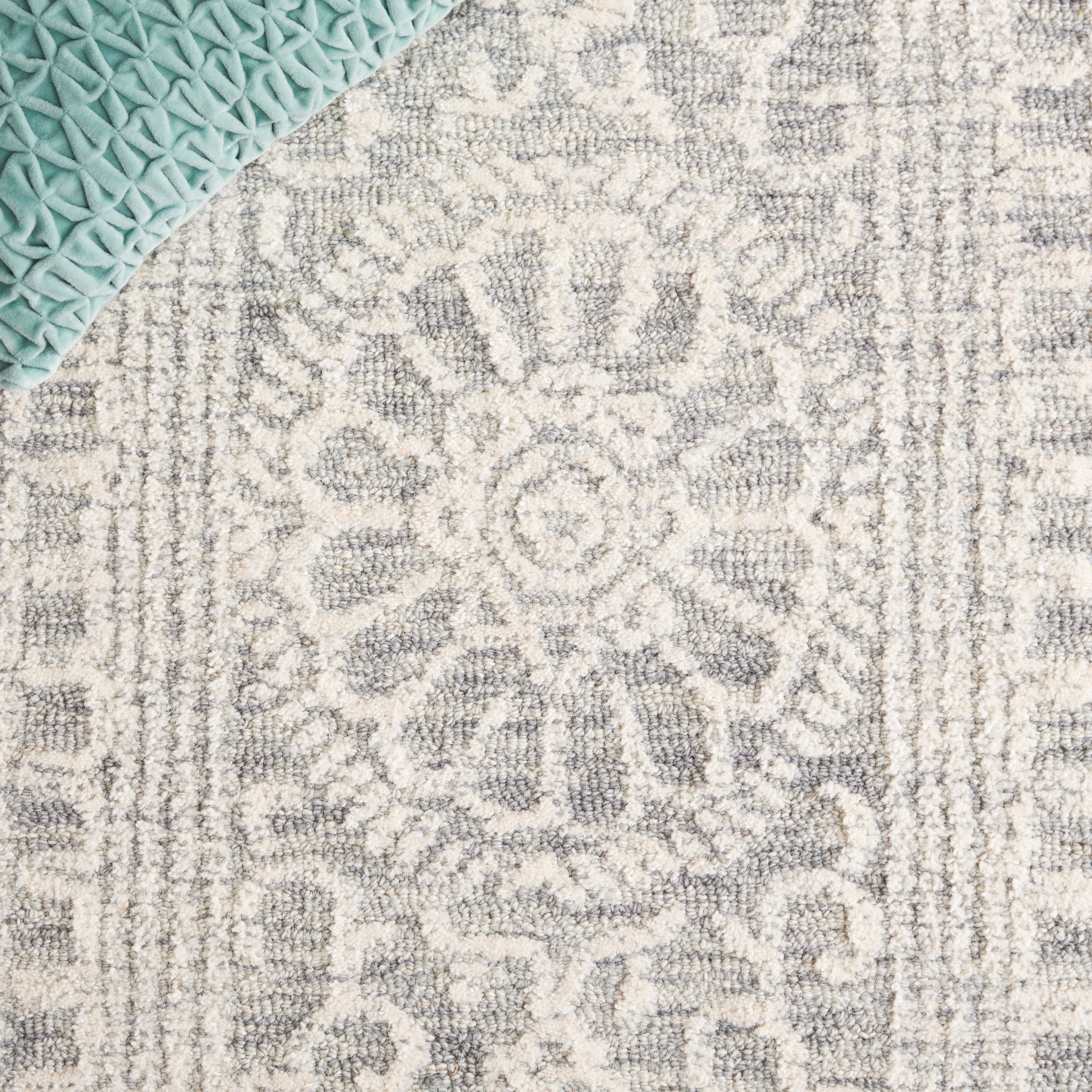 SAFAVIEH Ebony Aindreas Traditional Area Rug, Ivory/Grey, 8' x 10'