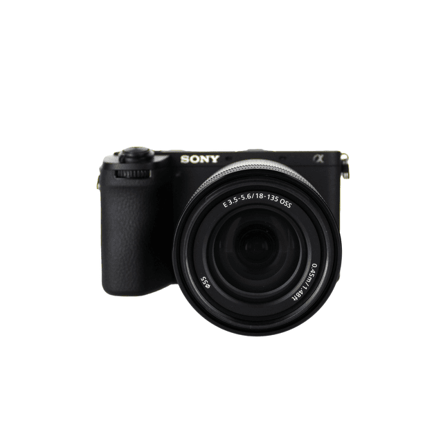 cámara digital sony a6700 ilce-6700m sin espejo 26,0 mp aps-c 4k 119,88 fps e lente oss 18-135 mm wi-fi bluetooth, vista frontal centrada del cuerpo negro con lente E 18-135 mm OSS montada, anillo de enfoque y texto del objetivo legible, agarre texturizado; también apta para grabación de vlogs y fotografía de viajes.