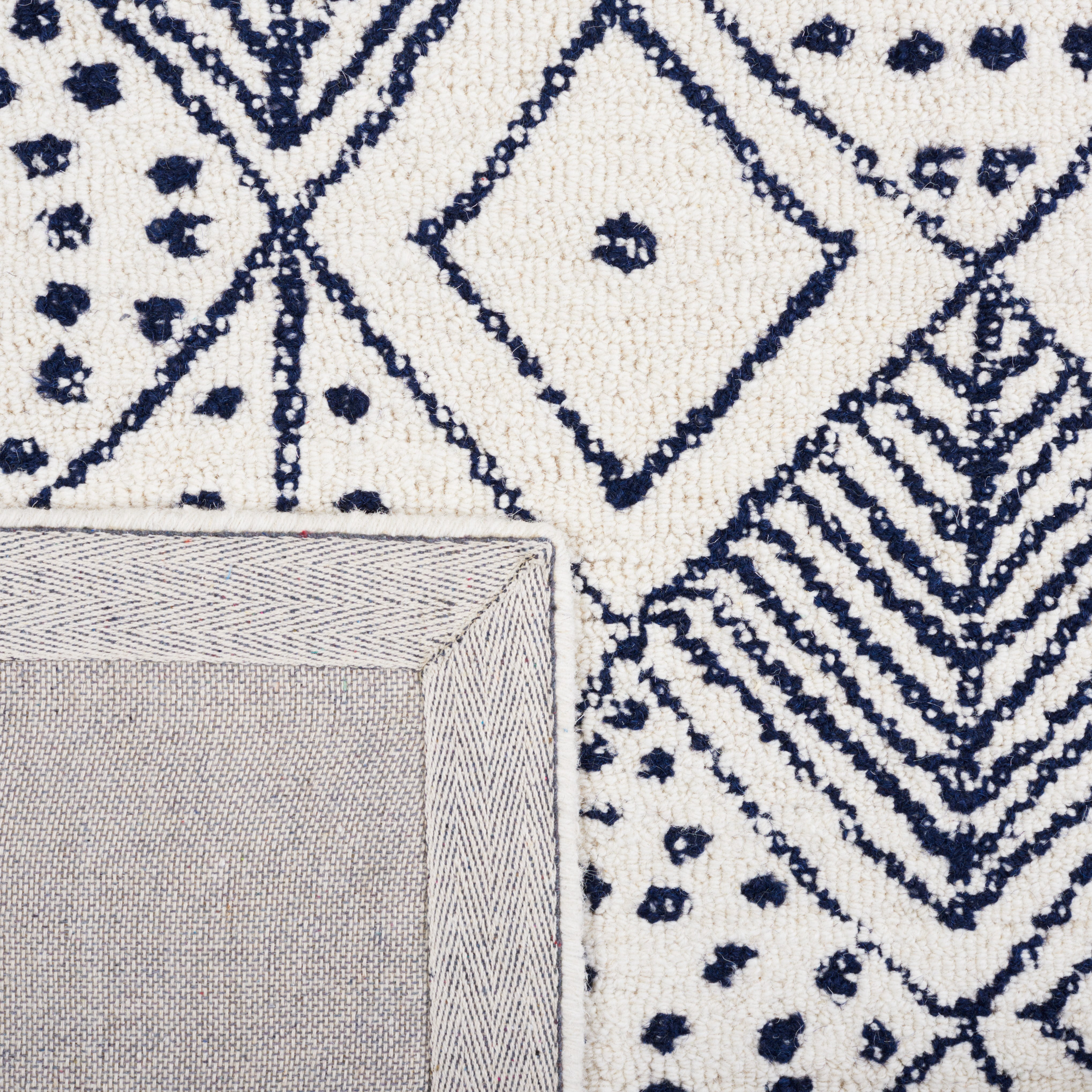 SAFAVIEH Casablanca Santana Diamond Runner Rug, Ivory/Blue, 2'3" x 9'