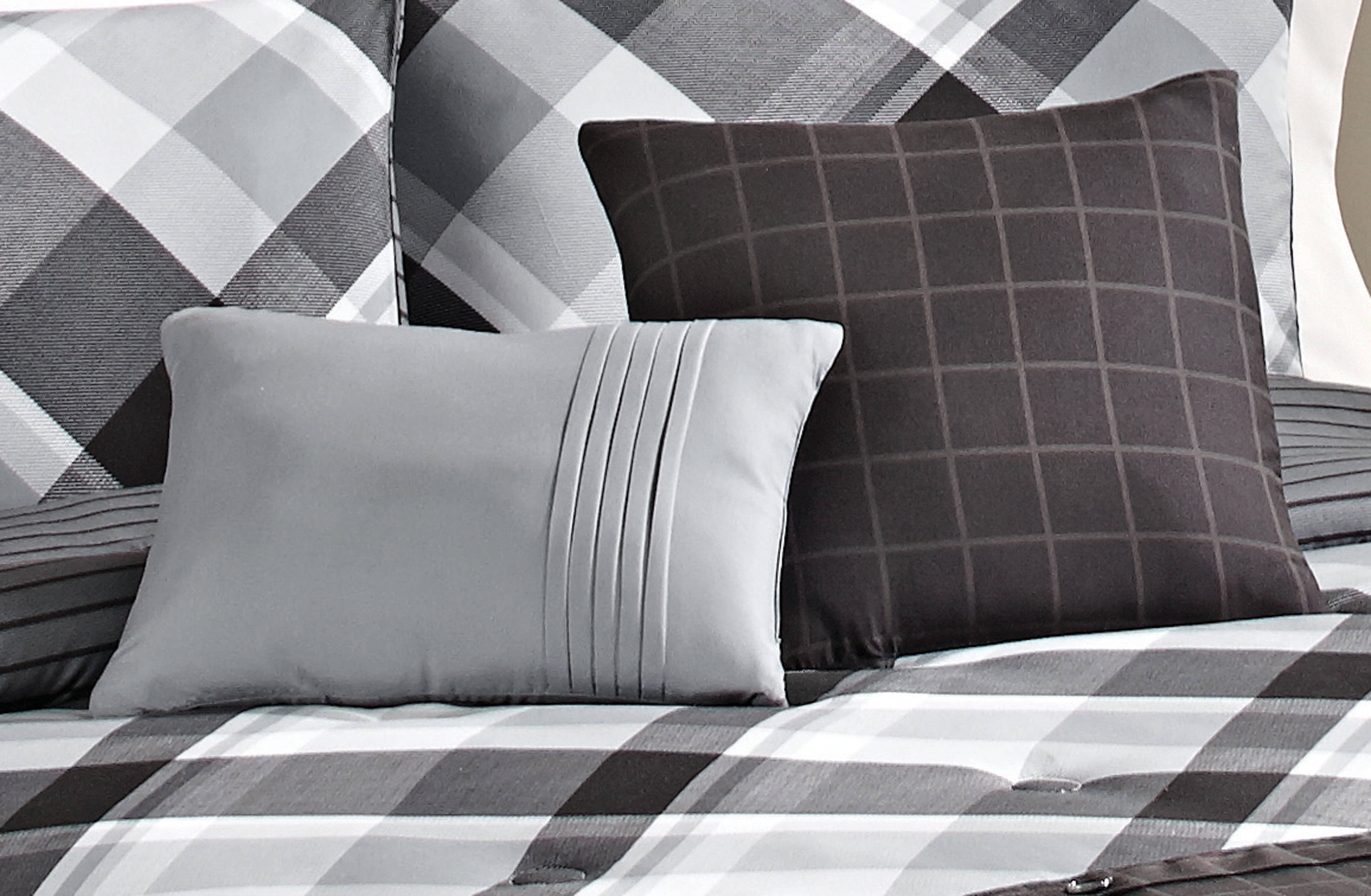 Better Homes & Gardens Black Plaid 5-Piece Comforter Set, Full/Queen