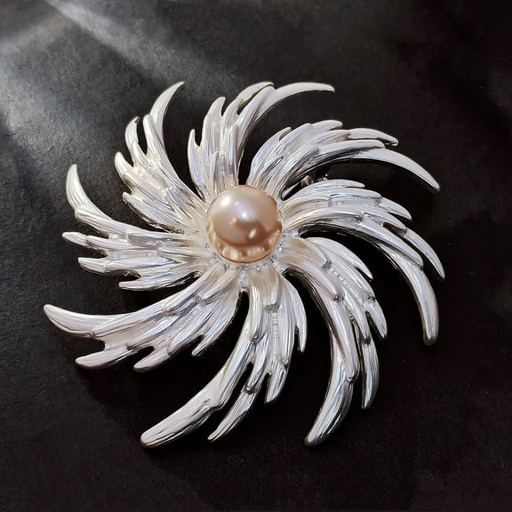 Splendid Large Imitated Pearl Domed Swirl Brooch