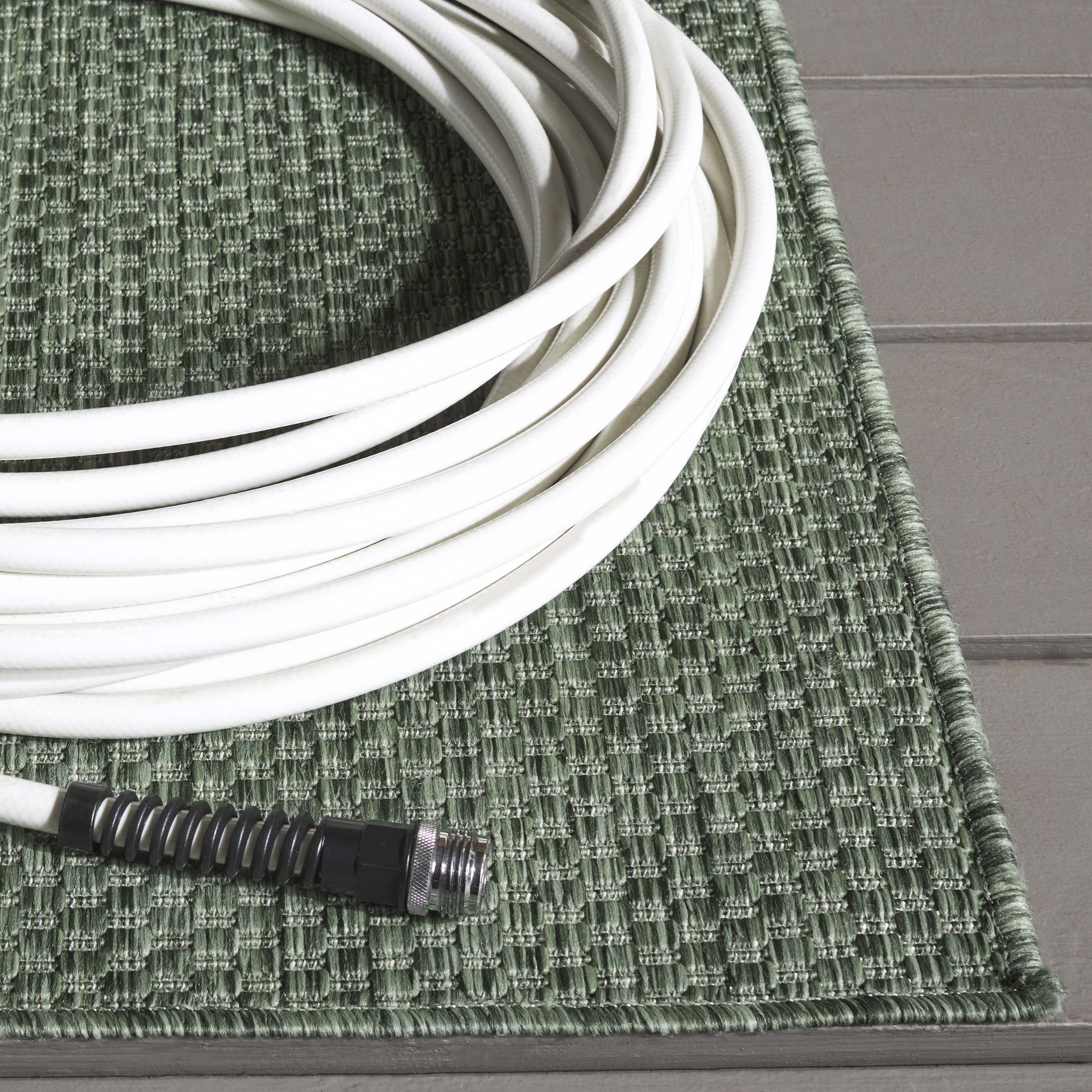 SAFAVIEH Beach House Jacinth Solid Indoor/Outdoor Area Rug, Green, 6'7" x 6'7" Square