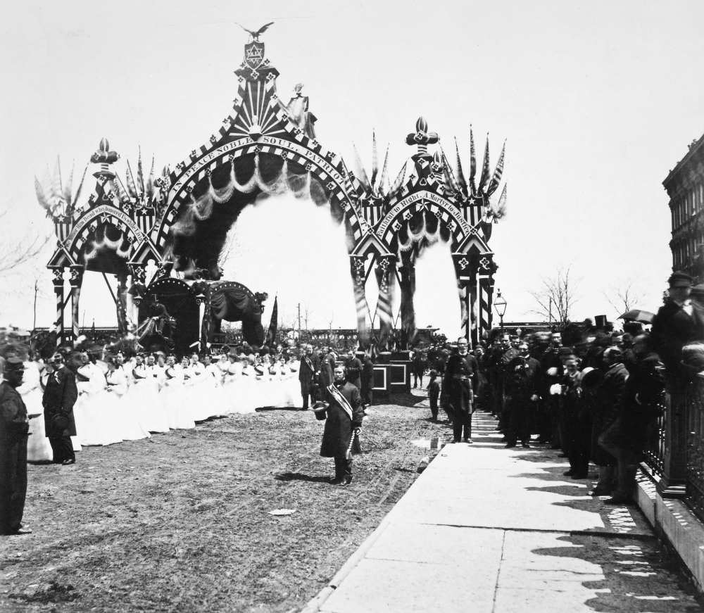 Chicago Lincoln Funeral Nfuneral Procession For President Abraham Lincoln Passing Under An Arch