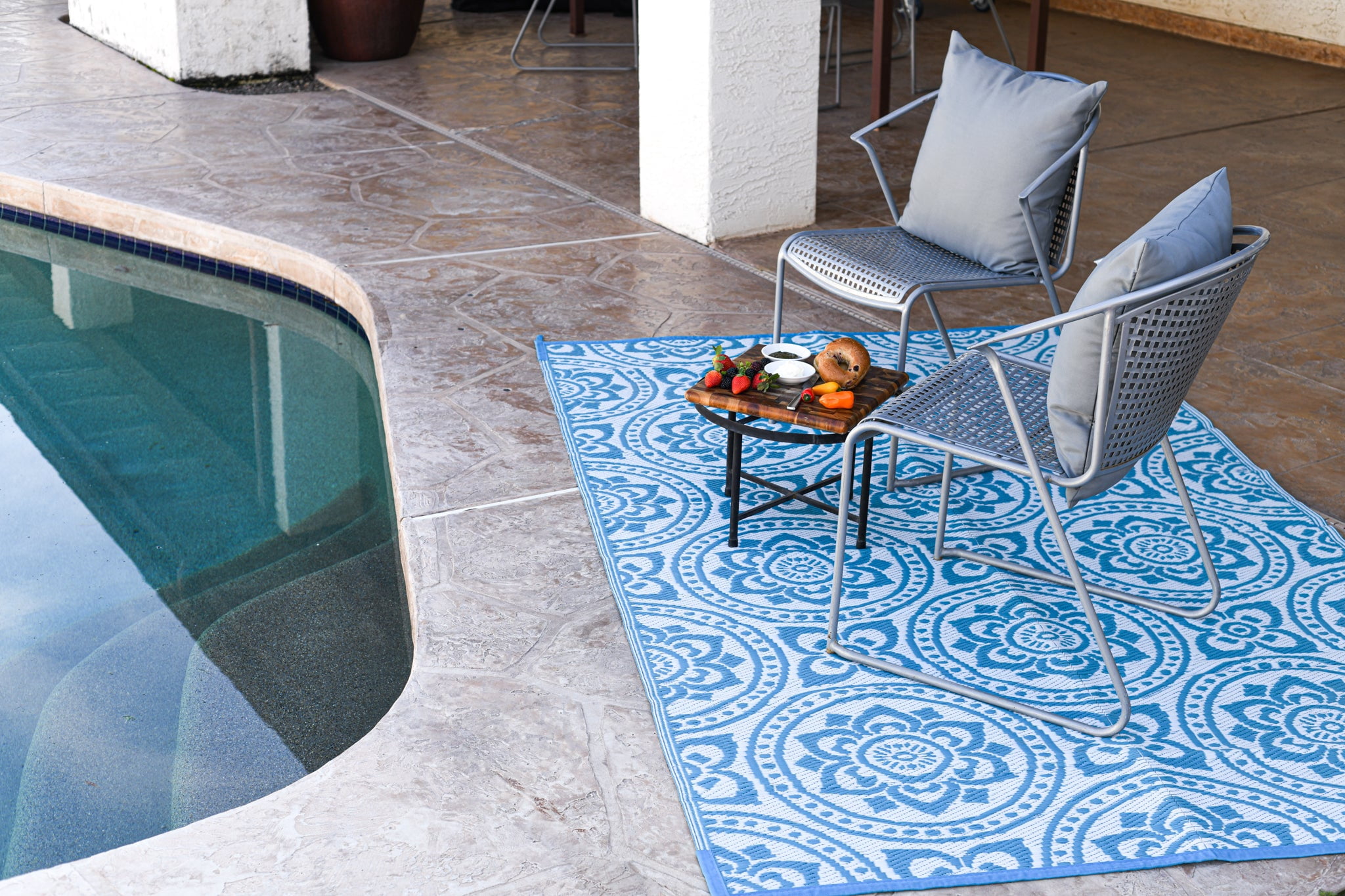Reversible Mat 8x10 Foot Outdoor Polypropylene Pattern Patio Rug, Turquoise/White