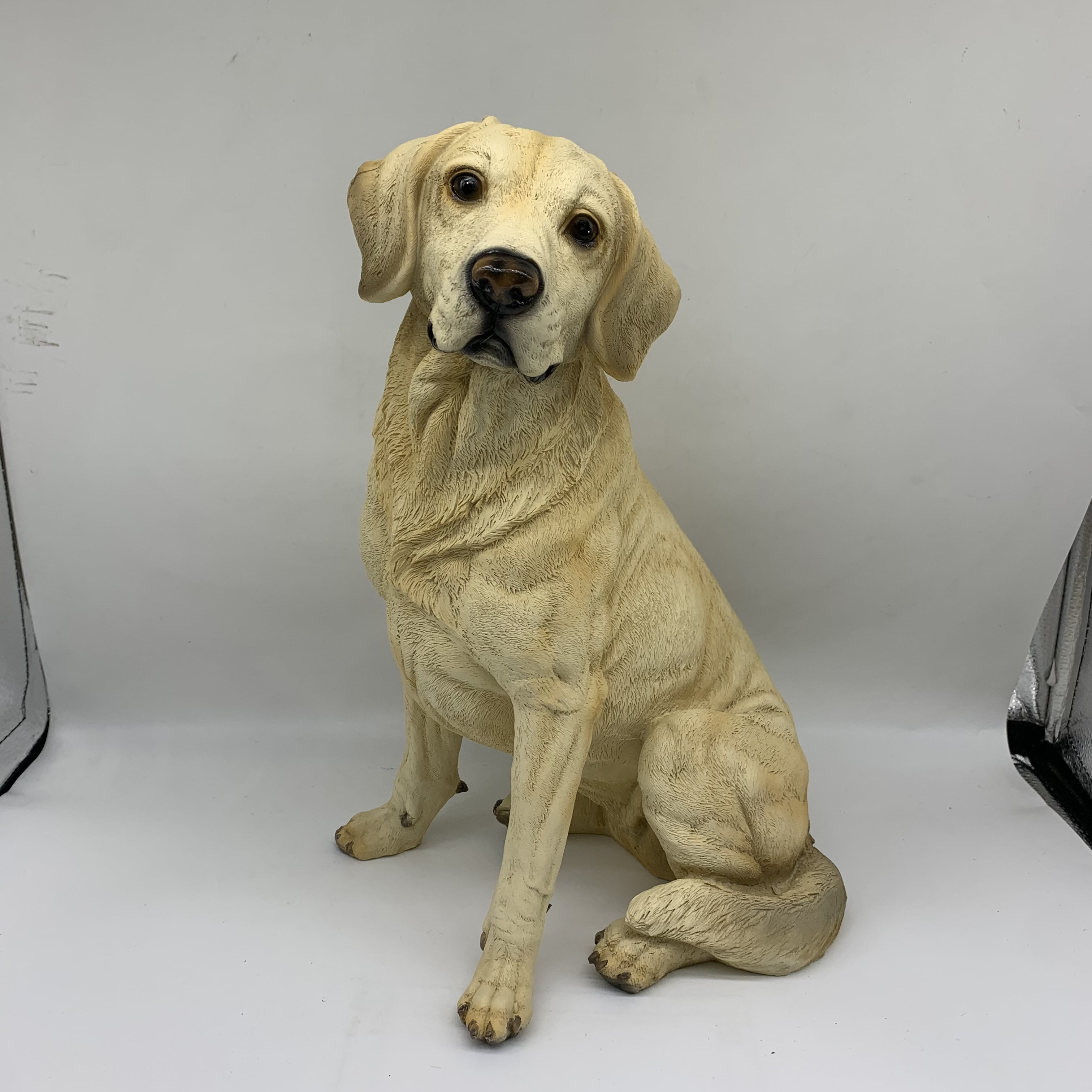 A realistic Labrador Retriever dog resin statue, a vivid and adorable garden Labrador sculpture ornament, suitable for courtyards, lawns, gardens, and other settings. A perfect gift for family, gift