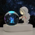 thumbnail image 1 of Bola de cristal tallada con luz de noche con forma de astronauta y base luminosa para estudiantes y amigos, 1 of 6
