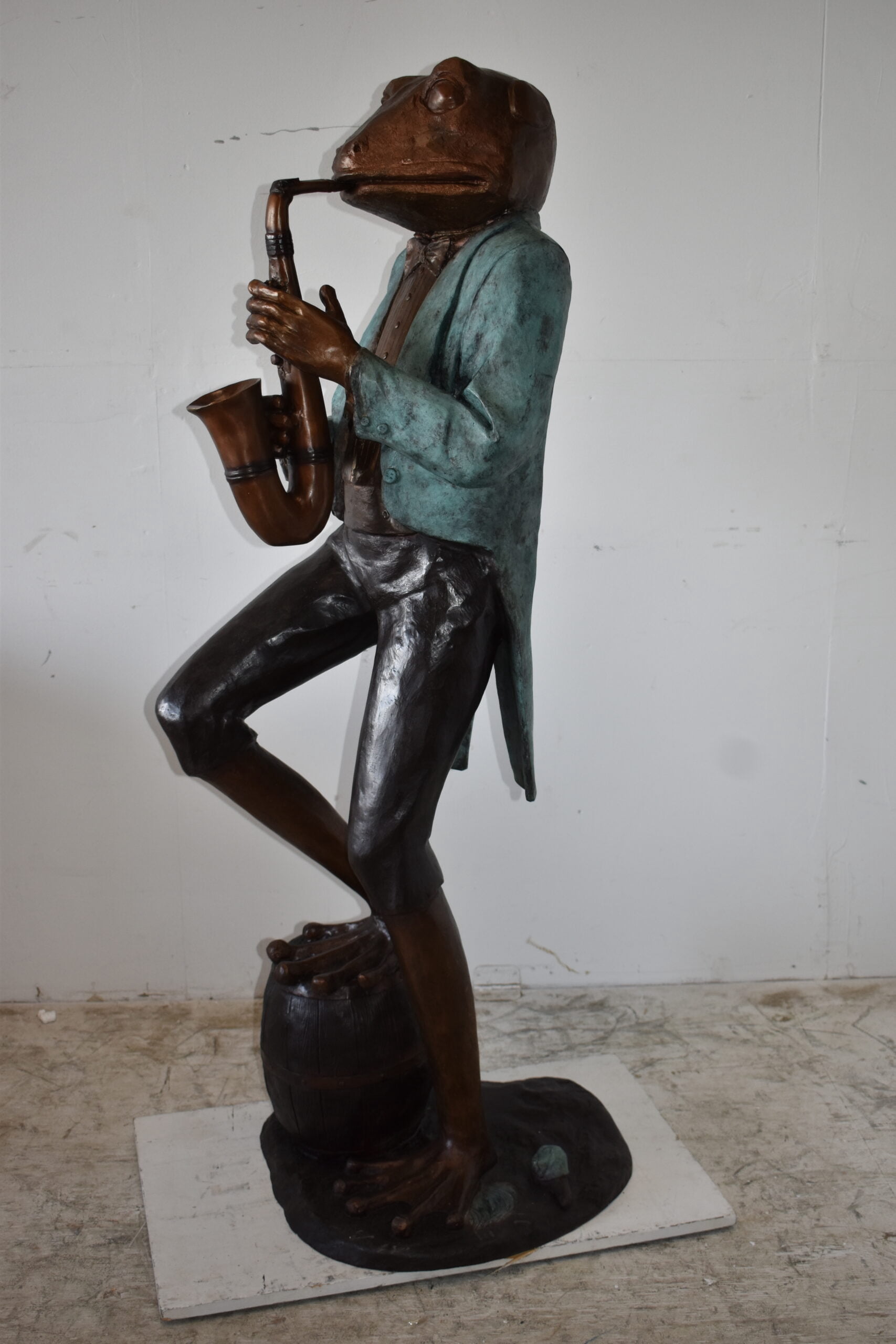 Nifao Frog Playing Saxophone Gracefully Bronze Statue – Garden Outdoor Decor Sculpture, 22"L x 20"W x 65"H