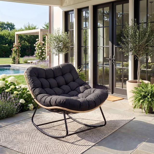 Fauteuil Berçant à Bascule pour Patio Intérieur Extérieur – Capacité de 450 Lb – Rotin Résistant aux Intempéries, Coussin anti-UV et Rembourrage en Molleton Doux – Bois de Caoutchouc Robuste et Cadre en Acier Renforcé