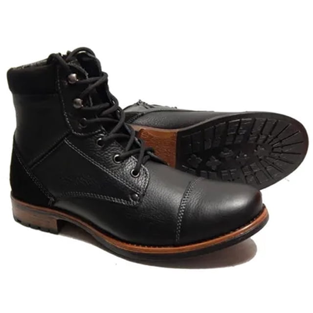excelentes botas casuales 100% calidad piel Negro Vandana, vista 3/4 frontal de bota para hombre con caña media y cordones, piel negra texturizada y puntera con costura visible, ganchos metálicos y pespuntes contrastantes; suela antiderrapante de goma con capa marrón en el tacón, fondo blanco. También suelen usarse como opción compacta para guardar accesorios de viaje.