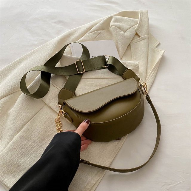 Bolsos de mujer de alta calidad para primavera y verano 2025, nuevo y popular bolso de hombro de cuero debajo del brazo, bandolera de banda ancha de nicho.