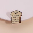 thumbnail image 2 of Broche con forma de pan divertido con la frase «Tolero mucho», 2 of 3